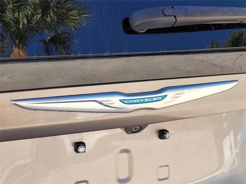 Certified 2018 Chrysler Pacifica Touring-L image 11