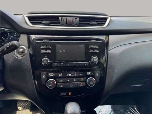 Used 2016 Nissan Rogue SV image 24