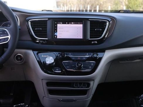 Used 2023 Chrysler Voyager LX image 26