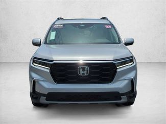 Used 2025 Honda Pilot Touring video 2
