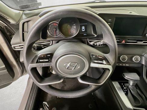 Used 2023 Hyundai Elantra SE FWD image 11