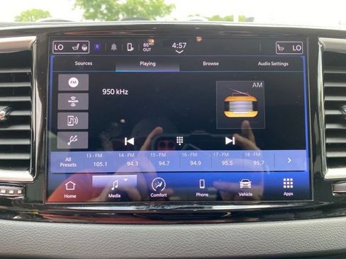 Used 2023 Chrysler Pacifica Touring-L FWD image 23