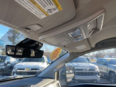 Used 2024 Nissan Titan SV w/ SV Convenience Package image 24