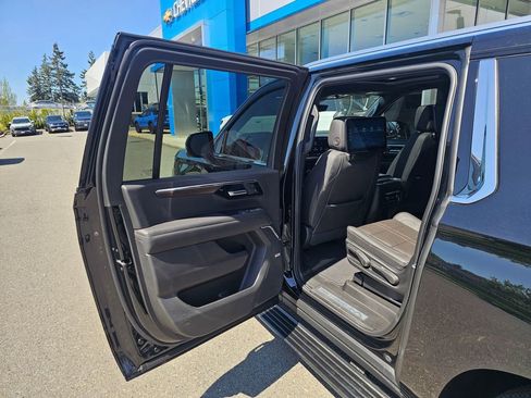 New 2026 Chevrolet Suburban High Country AWD/4WD image 16