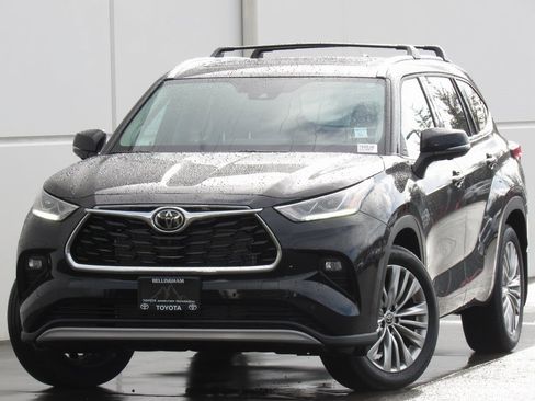 New 2025 Toyota Highlander Platinum image 1