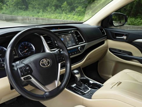 Used 2018 Toyota Highlander XLE FWD image 16