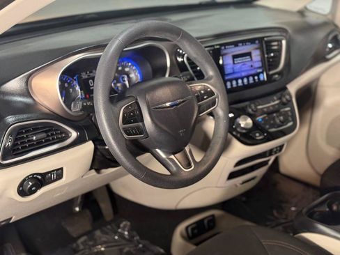 Used 2017 Chrysler Pacifica Touring Plus w/ Security Group FWD image 28