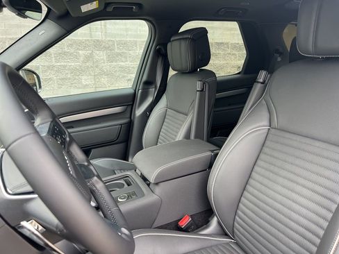 New 2024 Land Rover Discovery Dynamic SE image 10