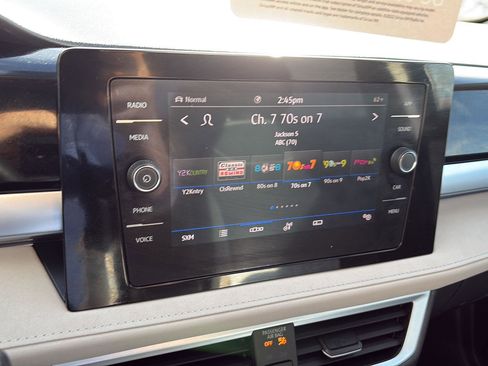 Certified 2025 Volkswagen Taos SE image 20