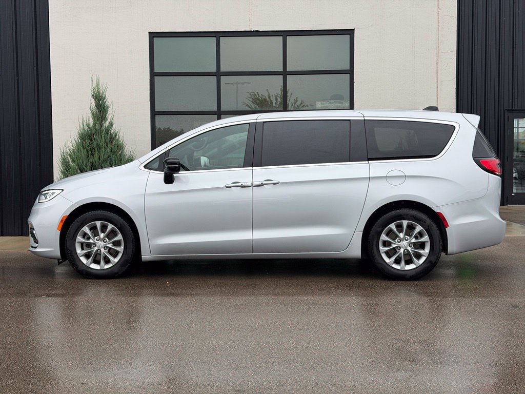 Used 2026 Chrysler Pacifica Limited FWD image 2