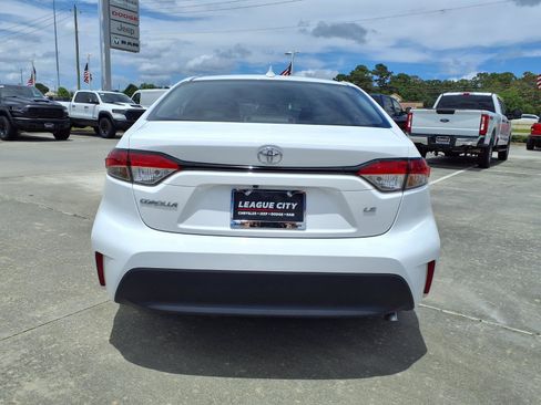 Used 2026 Toyota Corolla LE FWD image 6
