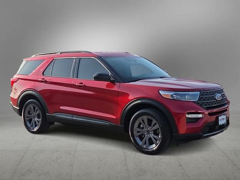 Used 2024 Ford Explorer XLT w/ Equipment Group 202A AWD/4WD image 2