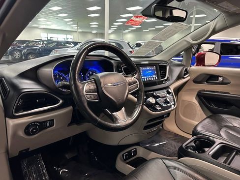 Used 2020 Chrysler Pacifica Touring-L FWD image 13