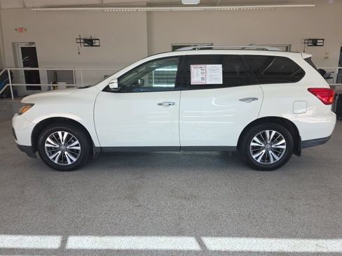 Used 2019 Nissan Pathfinder S FWD image 1