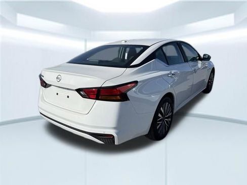 Used 2025 Nissan Altima 2.5 SV image 8