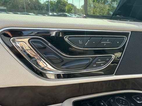 Used 2018 Lincoln Navigator Select RWD image 11