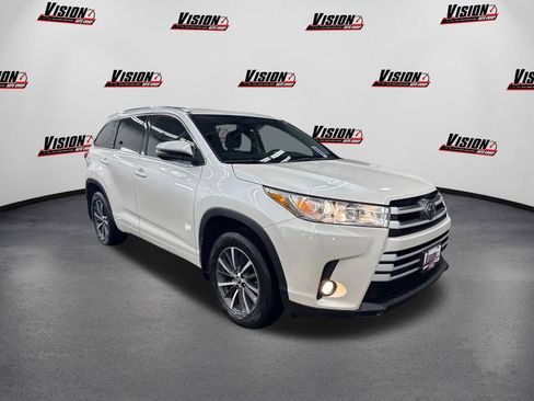 Used 2017 Toyota Highlander XLE w/ Carpet Mat Package image 3