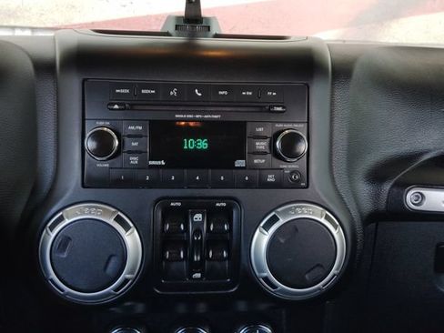 Used 2018 Jeep Wrangler Unlimited Sahara w/ Connectivity Group AWD/4WD image 26