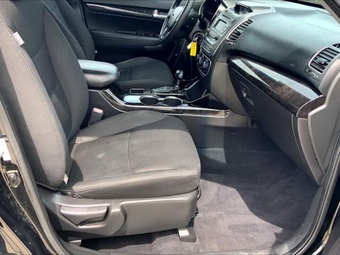 Used 2014 Kia Sorento LX image 9