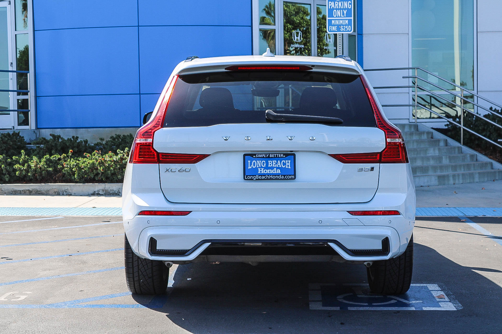 Used 2023 Volvo XC60 B5 Plus w/ Protection Package AWD/4WD image 8