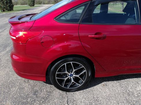 Used 2015 Ford Focus SE w/ SE Sport Package image 32
