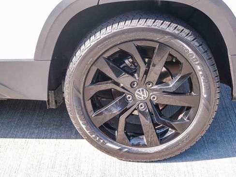Used 2022 Volkswagen Taos SEL w/ Panoramic Sunroof Package FWD image 9