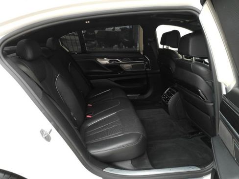 Used 2019 BMW 750i w/ Executive Package RWD image 27