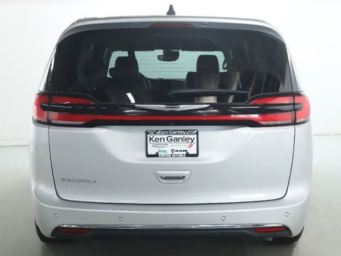 Used 2024 Chrysler Pacifica Touring-L FWD image 40
