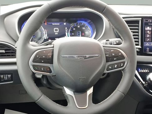 Used 2025 Chrysler Pacifica Select FWD image 9