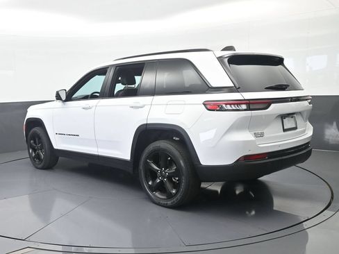 Used 2024 Jeep Grand Cherokee Altitude RWD image 4