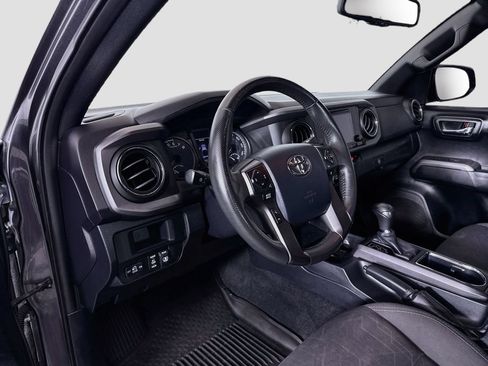 Used 2017 Toyota Tacoma TRD Off-Road w/ Premium & Technology Package AWD/4WD image 9
