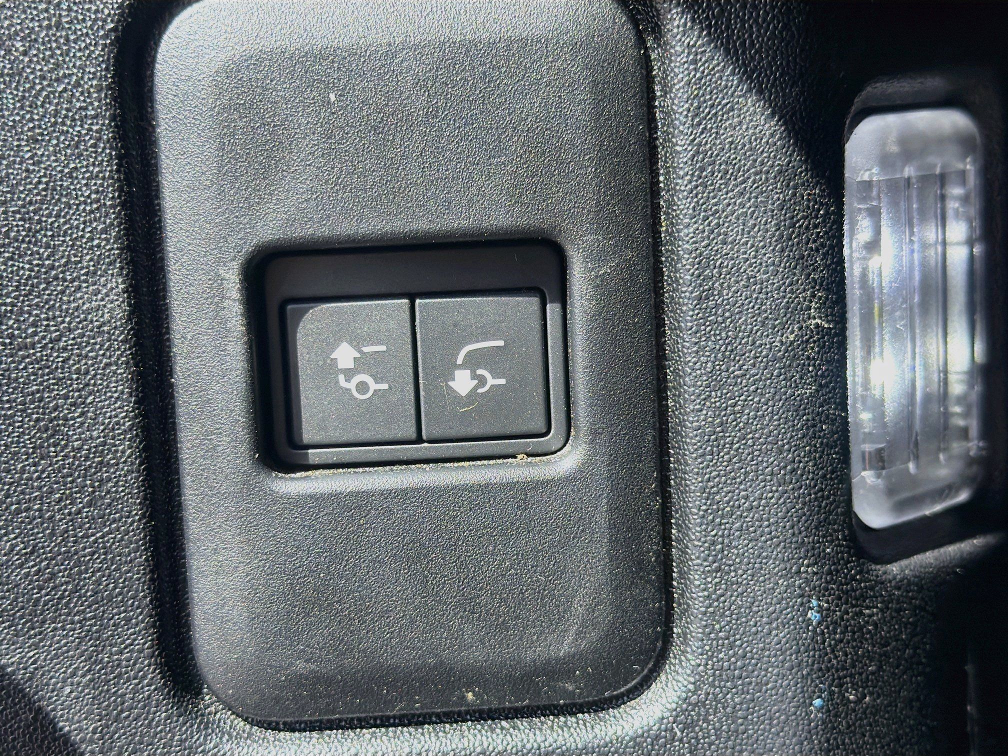 Used 2024 Land Rover Defender 110 V8 AWD/4WD image 13