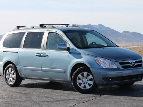 Used 2007 Hyundai Entourage GLS image 1