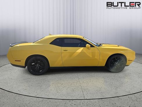 Used 2018 Dodge Challenger SXT Plus image 4