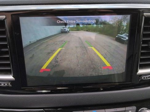 Used 2023 Chrysler Pacifica Touring-L FWD image 16