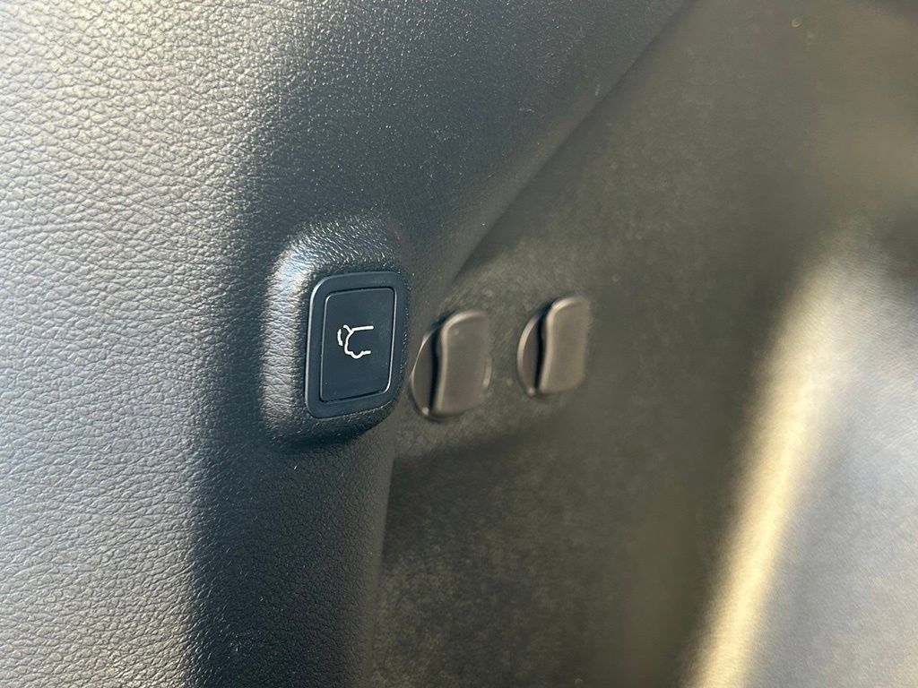 Used 2019 Jeep Cherokee Limited FWD image 36
