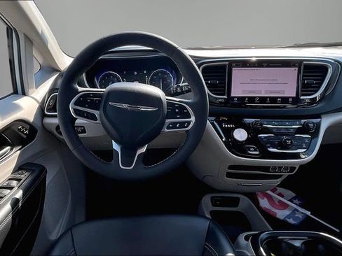 Used 2024 Chrysler Pacifica Touring-L FWD image 10