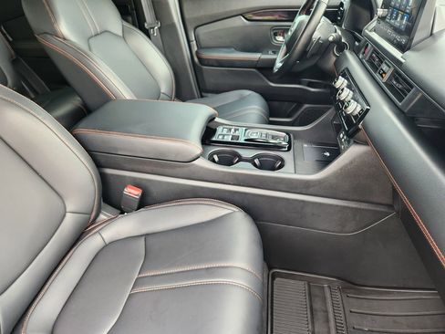 Used 2025 Honda Pilot TrailSport image 13