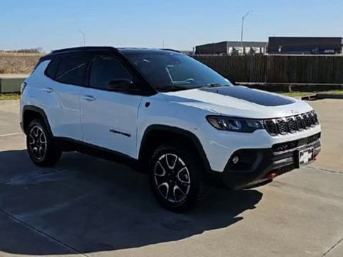 Used 2024 Jeep Compass Trailhawk AWD/4WD image 2