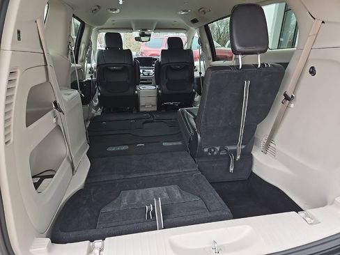 Used 2024 Chrysler Pacifica Touring-L image 94