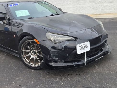 Used 2017 Toyota 86 image 2