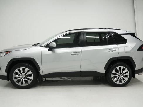 Used 2021 Toyota RAV4 XLE Premium FWD image 7