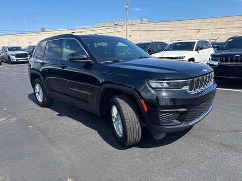 Used 2024 Jeep Grand Cherokee Laredo X AWD/4WD image 3