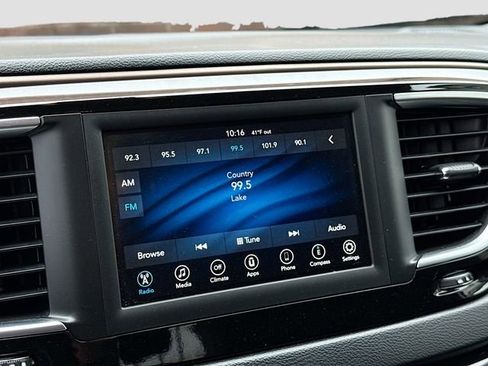 Used 2018 Chrysler Pacifica L image 15