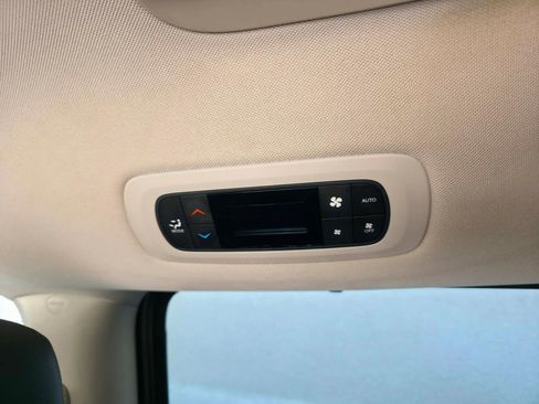 Used 2017 Chrysler Pacifica Touring-L w/ Tire & Wheel Group FWD image 31