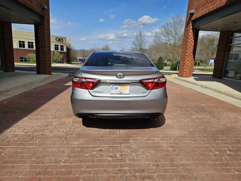 Used 2016 Toyota Camry SE image 5