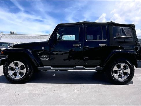 Used 2017 Jeep Wrangler Unlimited Sahara w/ Connectivity Group AWD/4WD image 3
