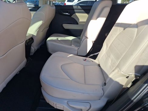 Used 2024 Toyota Highlander LE image 31