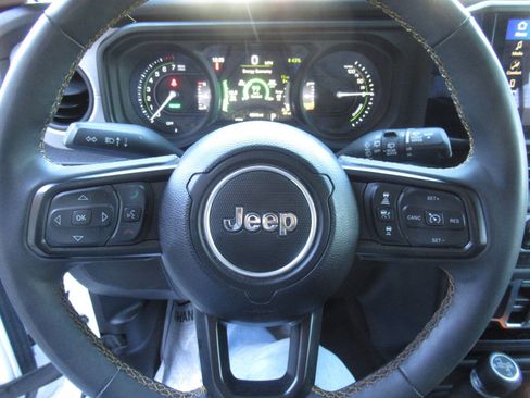 Used 2024 Jeep Wrangler Unlimited w/ Convenience Group AWD/4WD image 33