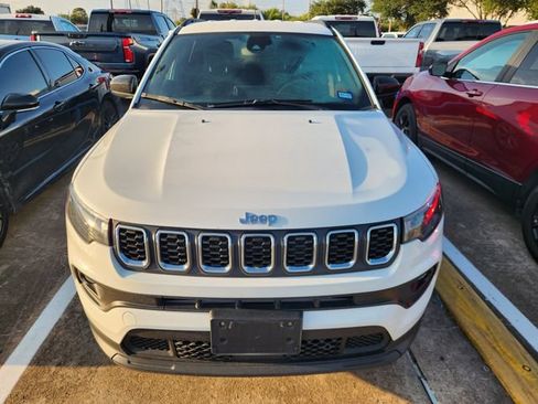 Used 2025 Jeep Compass Latitude AWD/4WD image 2